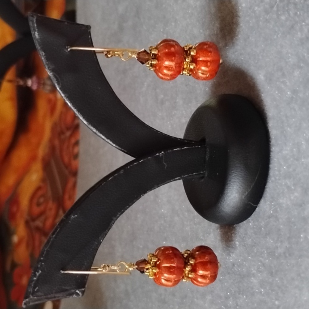 🎃Hand Crafted Pumpkin Beaded Earrings🎃 - Picture 4 of 5